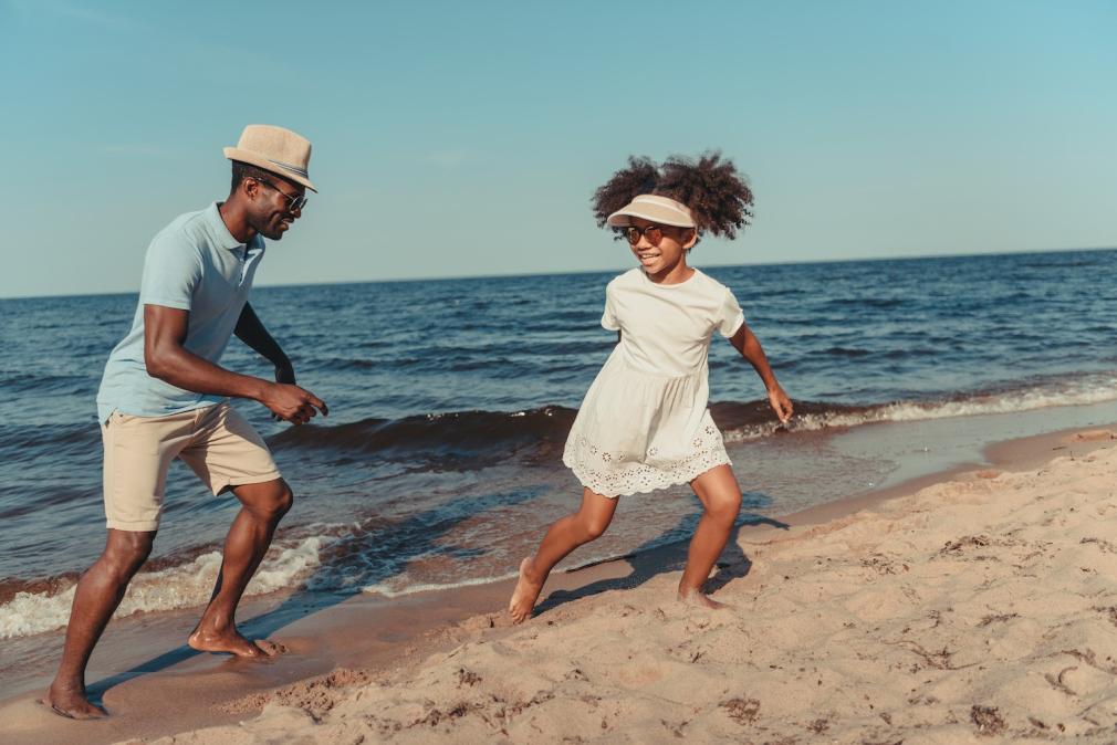 father, daughter, beach