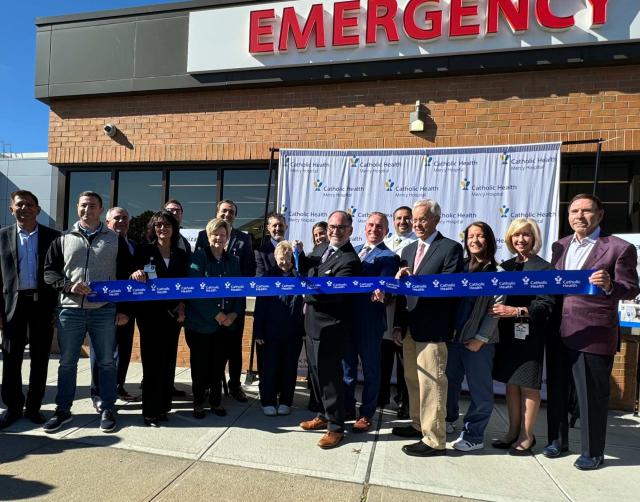 Mercy Hospital staff at ED ribbon cutting 